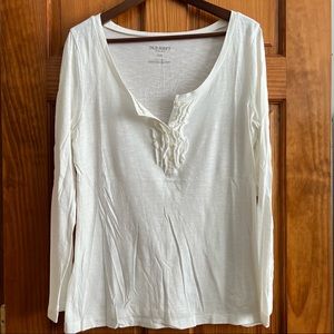 ✨ 2/$15 or 3/$20 ✨ Old Navy White Flowy Top with Half Buttons Size L